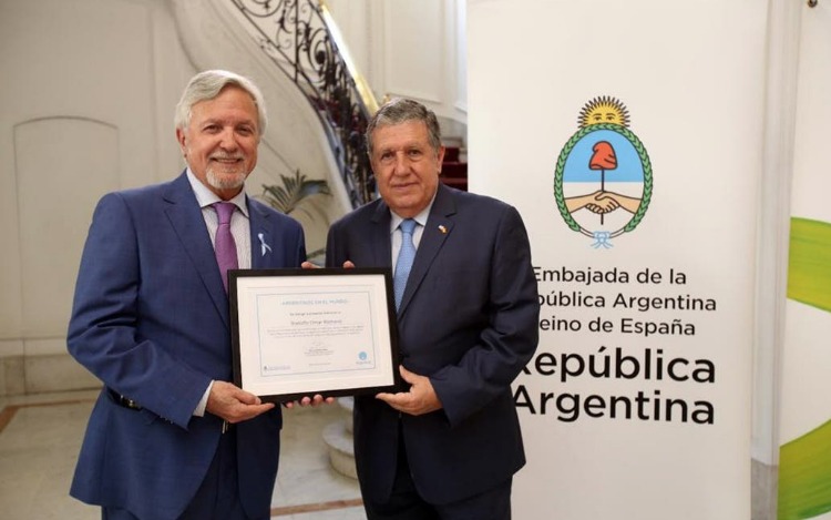 El embajador Ramón Puerta aplaudió con entusiasmo la trayectoria de Omar Romano Sforza, un empresario argentino fundador de un laboratorio veterinario que arrancó como un pequeño emprendimiento y que representa "un modelo ejemplar de expansión internacional".