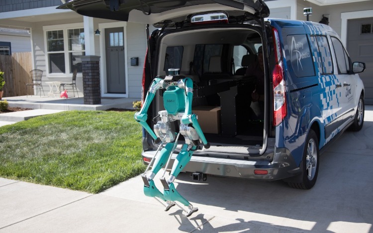 Digit, un robot diseñado y construido por Agility Robotics, podrá realizar el último tramo del delivery de un pedido con un vehículo autónomo de Ford. Trabajarán en conjunto: equipado con tecnología LiDAR y cámaras, Digit cuenta con la cantidad de sensores necesarios para desempeñarse en distintos escenarios simples. Si se encuentra con algún obstáculo inesperado, puede enviar la imagen al vehículo autónomo, el cual le proveerá una solución.