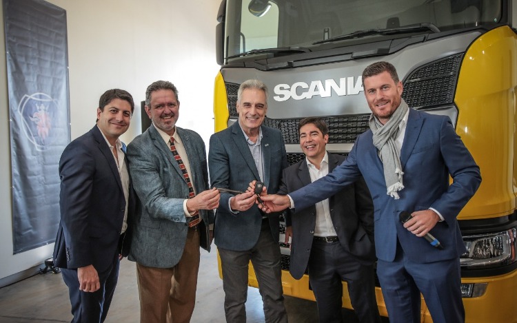 En el Centro de Capacitación de la FPT y FADEEAC, las autoridades de Scania realizaron la entrega formal de una unidad S500 de su nueva generación de camiones a la Fundación Profesional para el Transporte que será utilizada como camión escuela para el dictado del curso de conductor profesional.