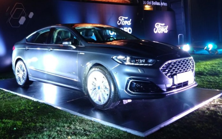 Llegó a la Argentina el Ford Mondeo híbrido, un auto más inteligente y con dos motores.