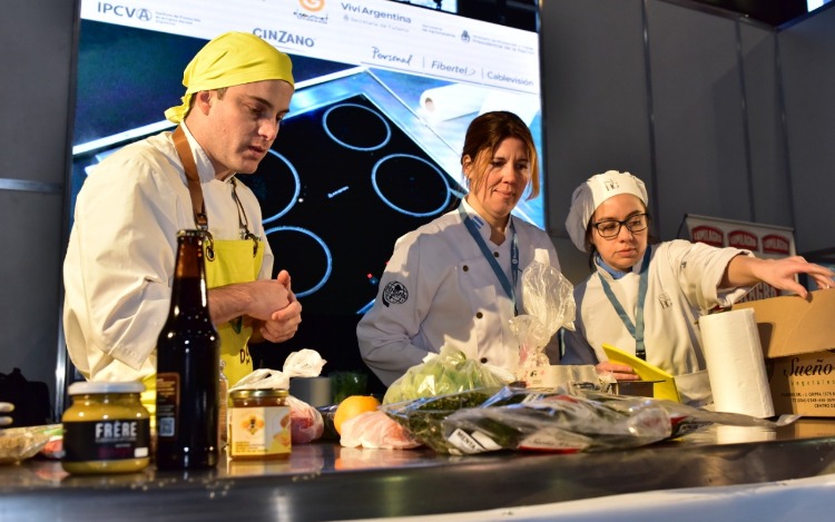 El innovador certamen abrió su marcador competitivo por primera vez en el marco de la feria Caminos y Sabores con la participación de tres de sus concursantes. A lo largo de la feria se enfrentarán 16 chefs de varias provincias que presentarán un amplio abanico de recetas que incluirán sabores y texturas de la gastronomía argentina.