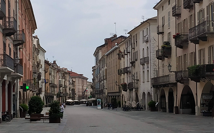 La ciudad de Cúneo, en el Piemonte italiano, es la capital de la provincia homónima. Se ubica en la confluencia de los arroyos Stura y Gesso, dando forma de cuña al territorio donde se implanta la ciudad y, de allí su nombre.