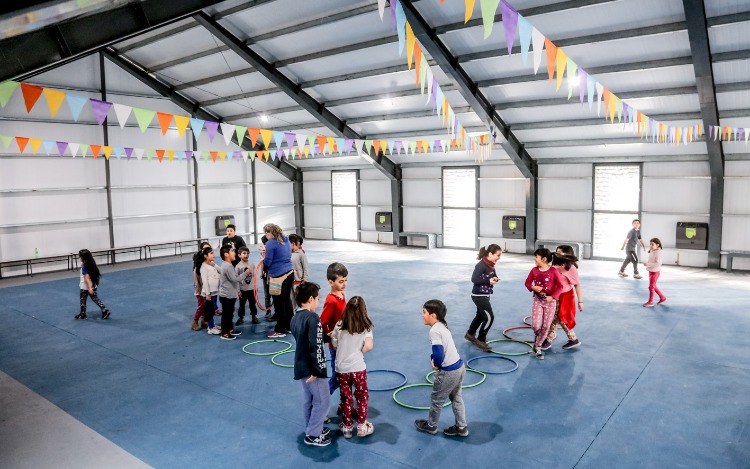 Ford Argentina y sus concesionarios inauguraron las obras de remodelación de la Escuela N°271, en El Bolsón, Río Negro, en el marco de su Programa “Educación para un Nuevo Mañana”.