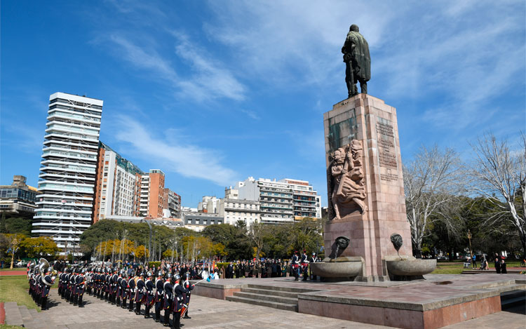 La Embajada de Uruguay y el Consulado General de Uruguay en Argentina realizaron la celebración. Se homenajeó y otorgó reconocimientos al primer Canciller uruguayo tras el retorno a la democracia, Cr. Enrique V. Iglesias; y a la actriz y escritora uruguaya radicada en Buenos Aires, Gabriela Acher.