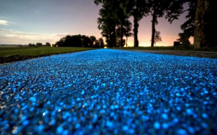 Una bicisenda que se iluminará al atardecer gracias a la luz absorbida por el asfalto durante el día nacerá en Pavía, Italia. La propuesta provino de los propios ciudadanos, que recolectaron firmas: el camino tendrá cinco kilómetros de largo.