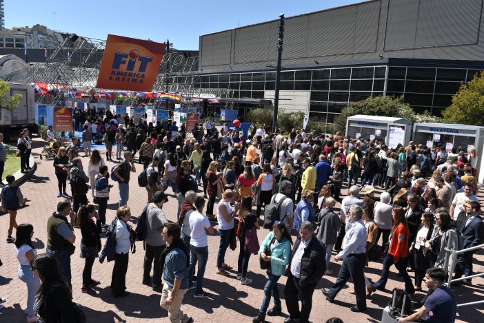 El turismo se vistió de fiesta en la segunda jornada de la 24° edición de la Feria Internacional de Turismo con un gran acompañamiento del público que colmó los stands y disfrutó de shows, colores y sabores de cada provincia de Argentina y de distintos lugares del mundo.