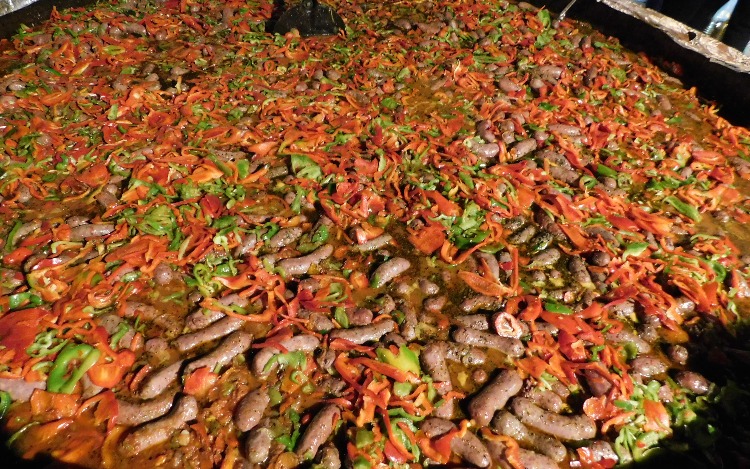 El sábado pasado, en las terrazas del ex BA Desingn, los Chefs de Instituto Superior de Enseñanza Hotelero Gastronómica (ISEHG) cocinaron 1.000 chorizos a la pomarola a total beneficio de la Fundación Flexer. La Semana de la Gastronomía Porteña que se extiende del 4 al 10 de noviembre, ofrece platos novedosos a precios promocionales, regalos y sorpresas en más de 50 establecimientos gastronómicos de la ciudad.