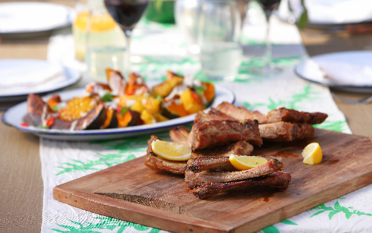 La chef apasionada de la parrilla propone ribs de cerdo con calabazas asadas, bifes T bone a la criolla y mollejas de cordero con humita.