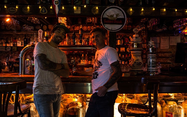 El Van Koning Bar es el preferido de la colectividad holandesa en Buenos Aires y celebra sus primeros 20 años de vida festejando a lo grande.