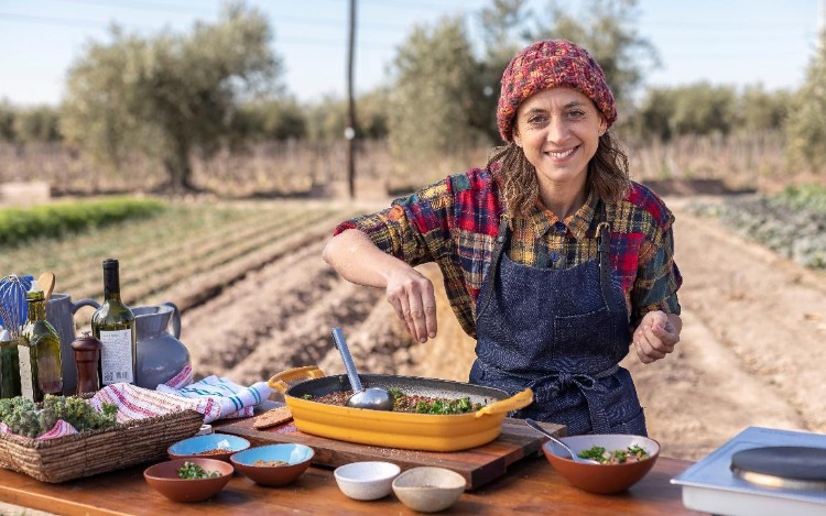 Cocineros Argentinos, el ciclo producido por Kapow que lleva 11 años ininterrumpidos en la televisión, recibe a los reconocidos chef Soledad Nardelli y Christophe Krywonis quienes visitarán el programa de TV Pública para cocinar platos de sus abuelas. La conductora de “Nardelli al natural” preparará un risotto el martes 26 y el francés deleitará a Ximena Sáenz, Juan Braceli y Juan Ferrara con una especial merluza con verduras el
miércoles 27.