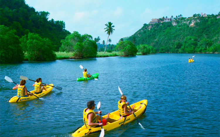 Escalada y tirolesa en parques temáticos, safaris, cuevas y atractivos culturales, rafting y otras propuestas fascinan a todo el grupo familiar.