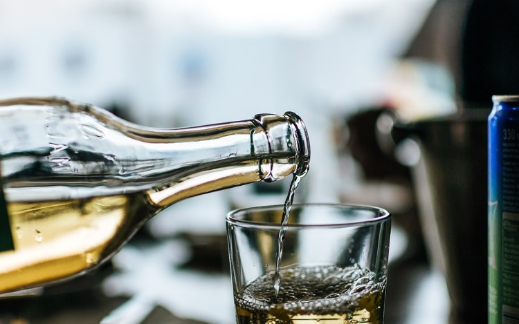 Beber bebidas alcohólicas de colores más claros puede ser una estrategia efectiva para prevenir la resaca