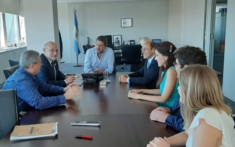 Fue en un encuentro de análisis constructivo entre el Ministro de turismo de Argentina Matías Lammens, Juan Martínez, Presidente de la Cámara Uruguaya de Turismo, Aldo Elías por la Cámara Argentina de Turismo y un grupo de técnicos y colaboradores.