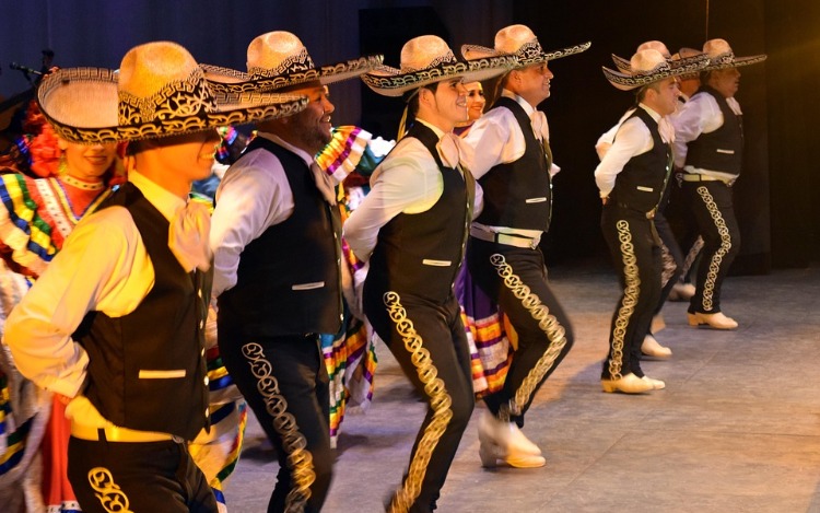 La melancolía del 2 x 4, la pasión del flamenco o la alegría de la samba, no casualmente dicen, cantan o expresan, sino que reflejan la forma de sentir, obrar y vivir del país que los escucha.