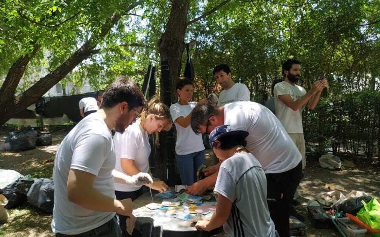 Colaboradores de Vertiv junto a una familia de Pilar fueron protagonistas de una original iniciativa solidaria: la creación de un calefón solar 100% sustentable, fabricado con materiales reciclados que abastece de agua caliente sin necesidad de electricidad.