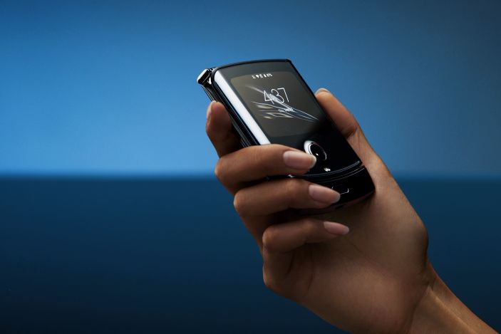 El primer smartphone con pantalla flexible plegable en formato flip, que se dobla completamente en el centro.