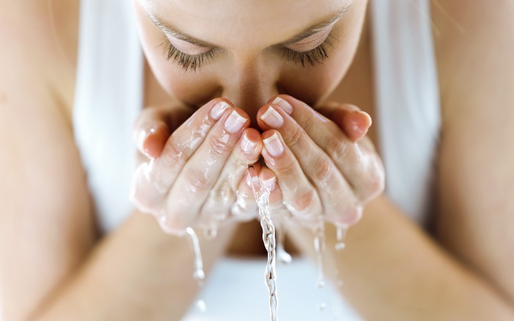 ¿Sabías que el agua con la que te bañas puede afectar tu piel?