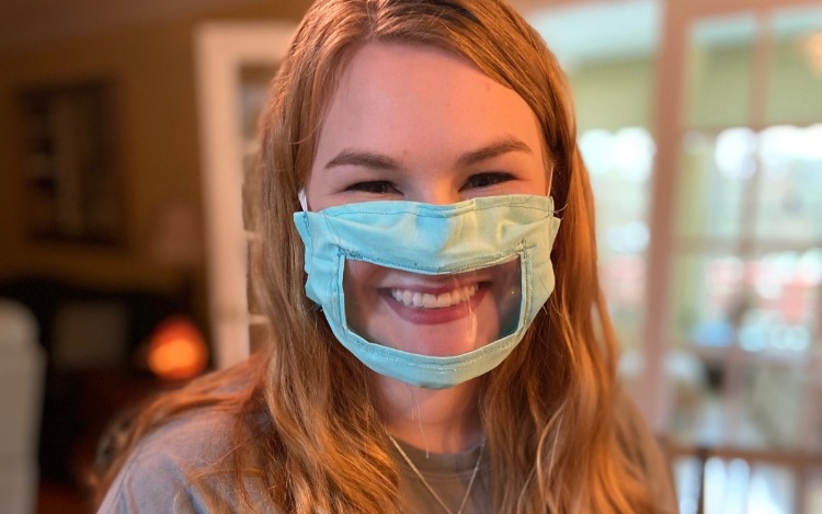 Ashley Lawrence confecciona junto a su madre cubrebocas transparentes para facilitar la comunicación y que las personas puedan leer los labios.