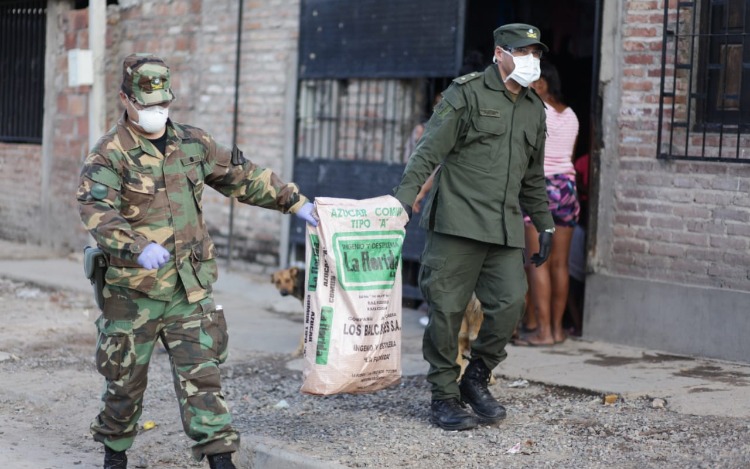 Este fin de semana la Compañía Azucarera tucumana Los Balcanes, junto con la Gendarmería Nacional, llevaron más de 10 mil botellas de alcohol a los barrios más vulnerables de la ciudad de Tucumán: La Costanera, Los Vázquez, La Bolmbilla, entre otros.