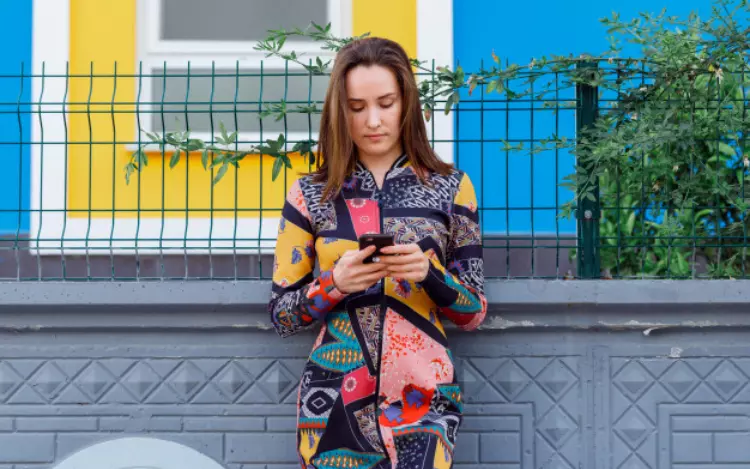 
			Gracias a los smartphones y al servicio de roaming de datos, la comunicación resulta posible en términos en los que hasta hace muy poco tiempo no lo era.