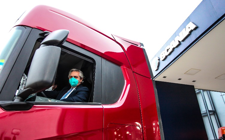 Alberto Fernández visitó la planta de Scania en Tucumán