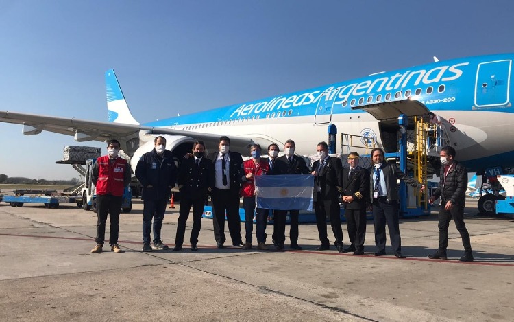 La campaña solidaria impulsada por empresas argentinas anuncia la llegada del primer vuelo con equipos de protección personal para donar al sistema de salud.