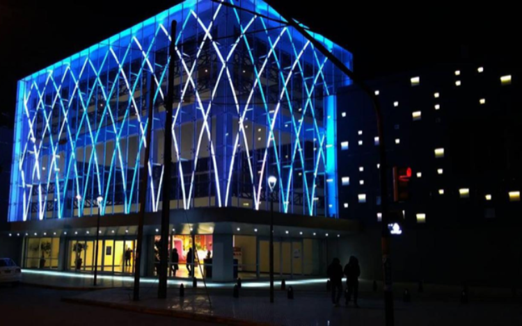 Edificios emblemáticos del país se iluminarán de azul como muestra de agradecimiento hacia los trabajadores que luchan en primera línea contra el Covid-19.