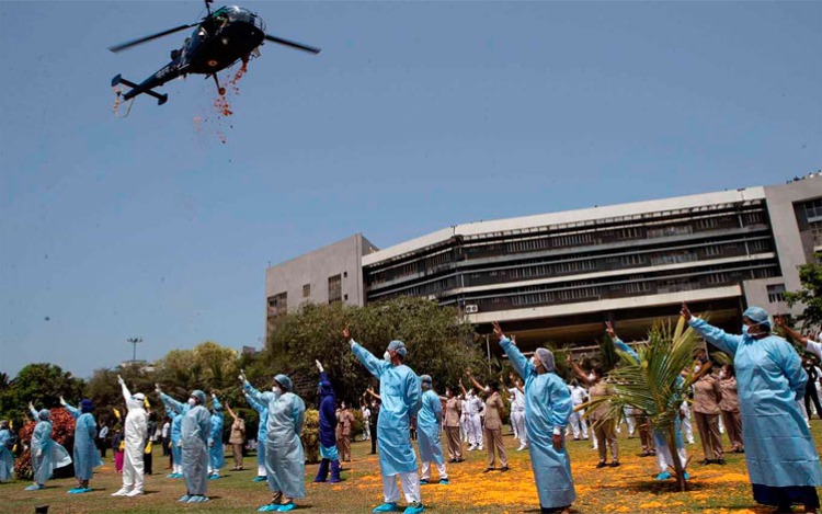 La impactante escena se replicó en los distintos centros de salud del país para agradecer a los profesionales sanitarios que forman parte de la primera línea de batalla contra el Coronavirus.