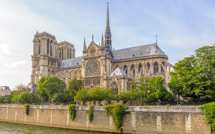 Notre Dame será reconstruida tal como era