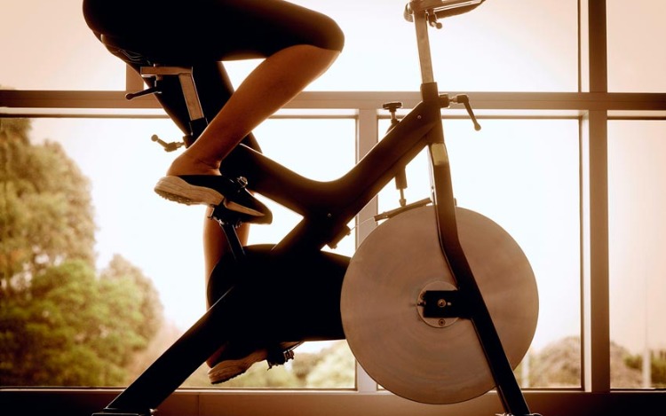 A raíz del confinamiento, la demanda de bicicletas para entrenar aumentó ¿Cuáles son los beneficios de esta actividad apta para todas las edades?