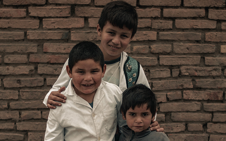 La ONG Monte Adentro continúa apostando a la educación presencial. Para llevar adelante este trabajo y esfuerzo único de los docentes invita a participar a los ciudadanos argentinos de la campaña padrinos y madrinas para sostener la educación de 350 alumnos.