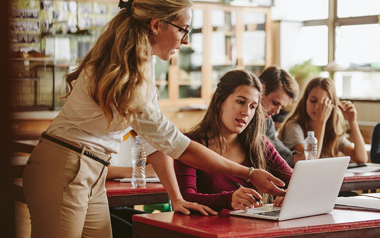 Las universidades reproducen los mismos patrones y estereotipos de la sociedad: más mujeres en posiciones de gestión o con encargos que conllevan coordinación y hombres en posiciones de visibilidad.