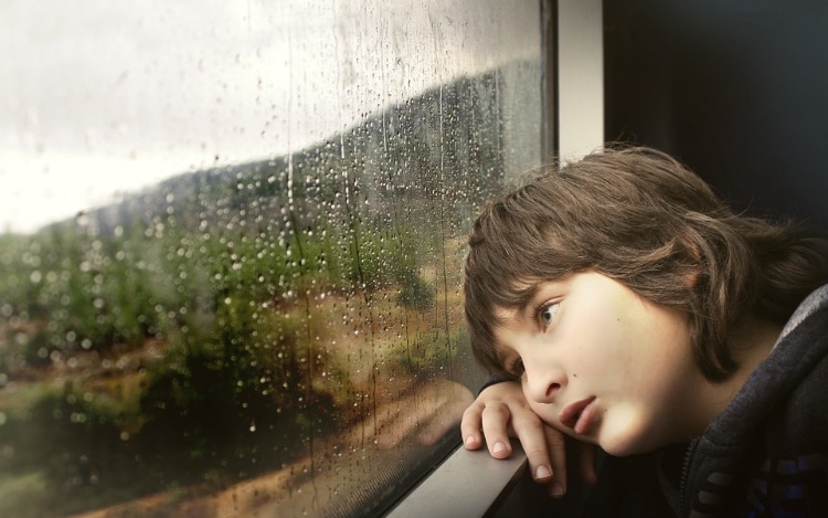 Hay muchas personas, principalmente los niños y los jóvenes, que cuando están solos, se aburren durante sus tiempos de ocio, debido a que no tienen ni el hábito, ni los estímulos para distraerse o divertirse.