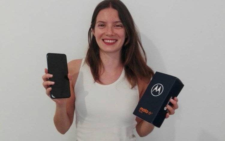 "La verdad que soy fan de los Motorola, lo mejor de este nuevo celu es la batería que dura un montón y la doble cámara", expresó con alegría Sofia, la ganadora del sorteo del nuevo smartphone de Motorola.