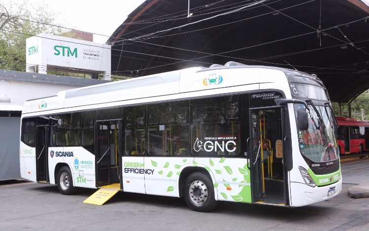 La empresa que opera el transporte de pasajeros en la ciudad de Mendoza probará una unidad demo de la línea Scania Green Efficiency impulsada a gas. Con el objetivo de fortalecer la movilidad sustentable, ambas entidades firmaron una alianza estratégica.