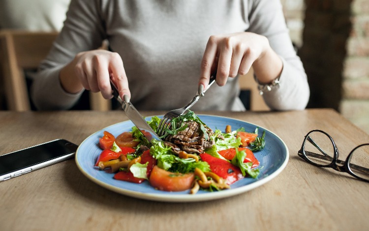 Con las dinámicas laborales en constante adaptación es importante no abandonar hábitos saludables a la hora de alimentarnos. Cómo fomentar una alimentación sana para generar buenos rendimientos.