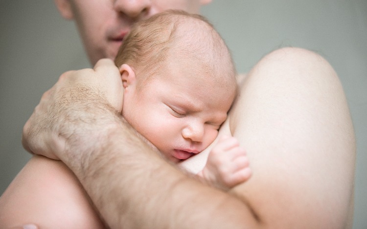 Advierten sobre las dificultades que afrontan las parejas igualitarias que quieren tener un hijo  