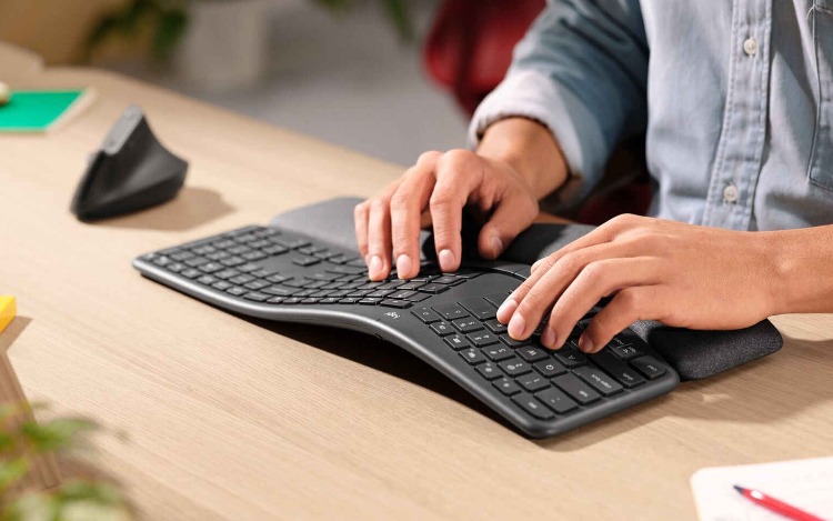 A un año del inicio de la cuarentena, las personas han cambiado su forma de trabajar y estudiar, sin embargo muchas de ellas no se han centrado en la ergonomía de su área de trabajo diario. Logitech realizó un estudio sobre cómo las personas y sus entornos de trabajo han cambiado, con el objetivo de mejorar la postura, la eficiencia y la comodidad.