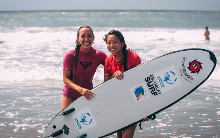 El pasado 19 de enero el obispo de la Diócesis de Mar del Plata, Gabriel Mestre y el director mundial de Scholas, José María del Corral, anunciaron que en Mar del Plata las clases comenzaban el 1 de febrero con una experiencia de Escuela de vida a partir del surf y del arte, siguiendo la pedagogía que propone el Papa Francisco en el llamado al pacto educativo global.