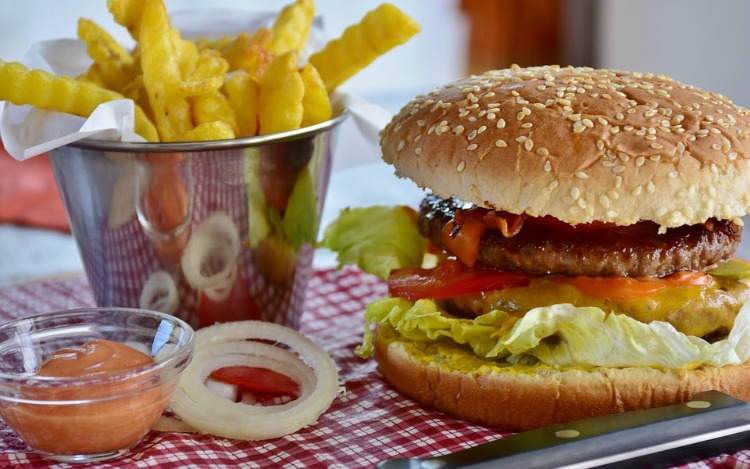 Las personas con adicción a la comida luchan todos los días con la pérdida de control o la incapacidad para dejar de comer alimentos con alto contenido de carbohidratos, grasas, sal, azúcar o edulcorantes artificiales. También sufren de dolorosos sentimientos de vergüenza y vergüenza cuando se trata de sus comportamientos alimentarios.