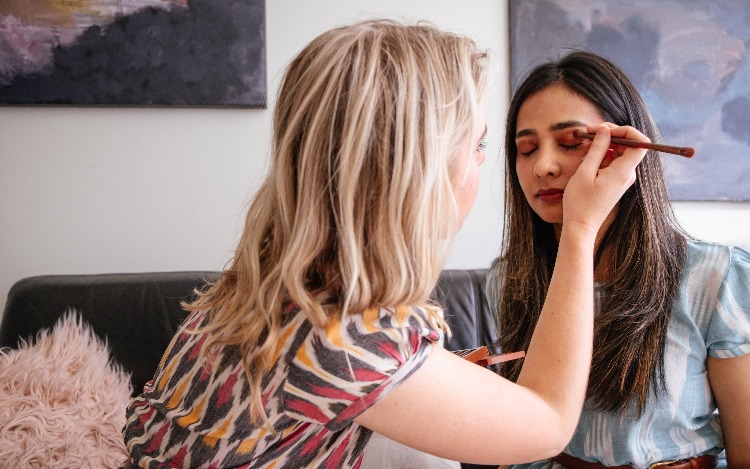 Nada más tentador para una mujer que poder tener a mano los mejores secretos de maquillaje que las expertas en la materia parecen tener guardados bajo siete llaves.