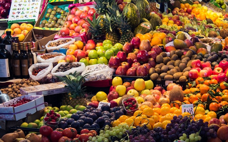 El beneficio personal también puede extenderse al bien colectivo y contribuir al cuidado del planeta cuando consumimos productos respetuosos con el medio ambiente, ya que se debe tener en cuenta que la producción y consumo de alimentos conlleva un gran impacto ambiental.