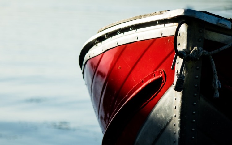 Un hombre fue llamado a la playa para pintar un barco...