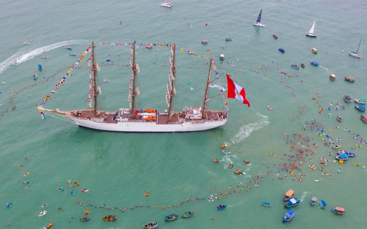 Los manifestantes, entre nadadores, surfistas, pescadores, entre otros, formaron un círculo alrededor de la embarcación de la Marina de Guerra, como símbolo de unión entre los peruanos.
