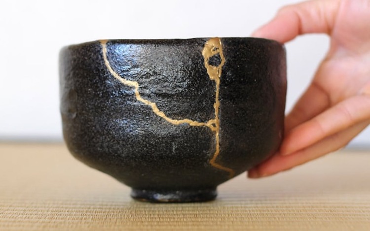 En la cultura japonesa, Kintsugi o el arte de reconstruir, es una práctica por la que se reparan los objetos rotos. En vez de disimular o tapar las grietas, se las vuelve más visibles utilizando polvo de oro o plata líquida.