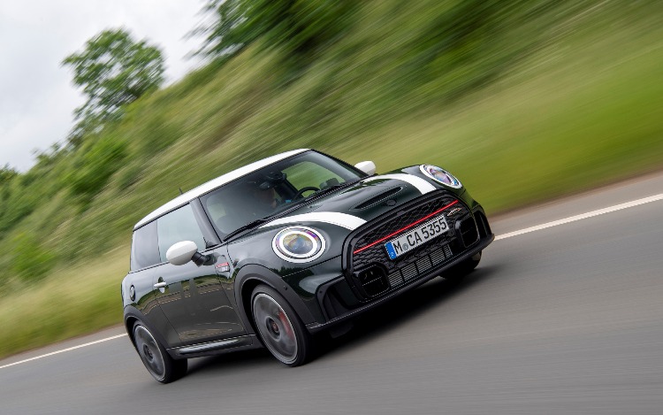 Con espíritu deportivo tradicional en nombre de John Cooper: el MINI Anniversary Edition