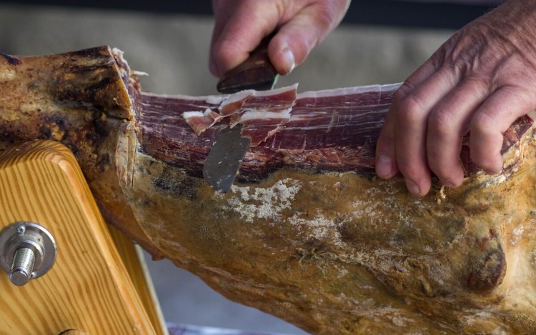 El jamón ibérico se distingue del resto por su textura, aroma y sabor singulares y distinguibles.