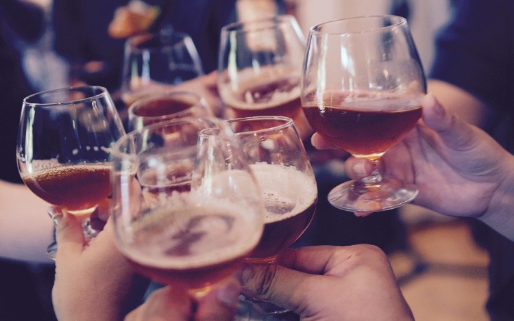 El consumo de alcohol, incluso en niveles bajos, está relacionado con varios cánceres, incluidos los de mama, colorrectal, hígado y esófago.