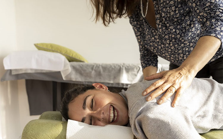 Carolina Balliano, kinesióloga y fisioterapeuta, nos cuenta las ventajas para nuestra salud de recibir esta terapia combinada.