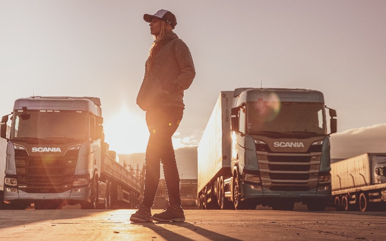 Con el objetivo de reducir la brecha de género existente en el sector del transporte, la compañía abrirá la inscripción a la tercera edición del programa de capacitación que brinda a 12 mujeres de todo el país las herramientas para convertirse en conductoras de camión profesionales.